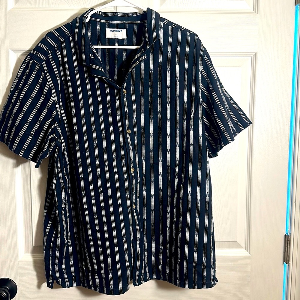 Old Navy Men’s button Down Tshirt
